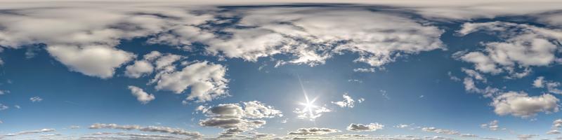 cielo azul claro con hermosas nubes blancas. vista de ángulo de 360 grados panorámica hdri perfecta con cenit para usar en gráficos 3d o desarrollo de juegos como cúpula del cielo o editar toma de drones foto