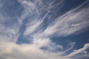 fondo de cielo azul con grandes nubes blancas diminutas de cirros de estratos rayados foto