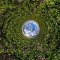 pequeño planeta azul. inversión de la transformación del pequeño planeta del panorama esférico de 360 grados. vista aérea abstracta esférica. curvatura del espacio. foto