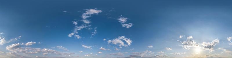cielo azul claro hdri 360 panorama con nubes blancas. panorama perfecto con cenit para uso en gráficos 3d o desarrollo de juegos como cúpula del cielo o edición de drones para reemplazo del cielo foto