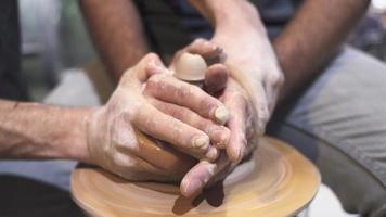 persone nel studio a ceramica classe video