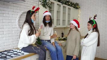 Dames Bij een Kerstmis partij vervelend feestelijk hoeden en hebben drankjes