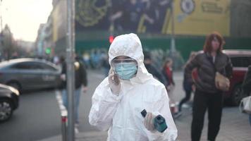 trabalhador de saúde ao ar livre pandemia