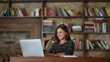 mujer trabajando en la computadora video