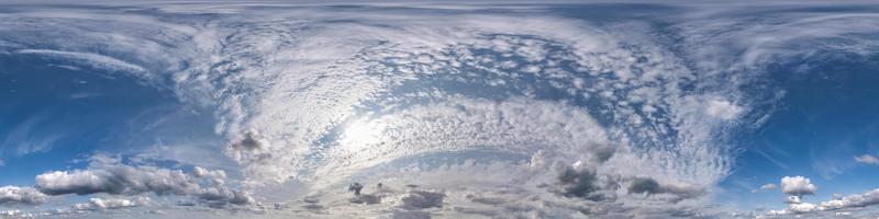 cielo azul transparente hdri panorama 360 grados ángulo de visión con cenit y hermosas nubes para usar en gráficos 3d como cúpula del cielo o editar tomas de drones. uso para el reemplazo del cielo foto