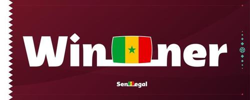 bandera de senegal con eslogan ganador en el fondo del fútbol. Ilustración de vector de torneo de fútbol mundial 2022