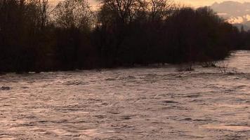 rivier bij zonsondergang video