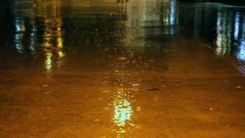 brusande regn och reflektioner av lampor på nattetid video