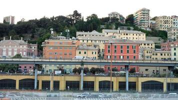 il bellissimo città di genova è pieno con mille dollari edifici e residenze, molti di quale Data indietro secoli. il vivace centro la zona è pieno di persone andando di loro giorno. video