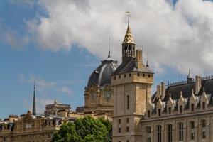 edificio historico en paris francia foto