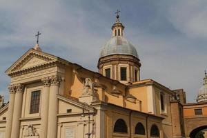 gran iglesia en el centro de roma, italia. foto