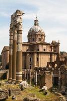 ruinas de edificios y columnas antiguas en roma, italia foto