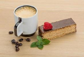café con pastel sobre fondo de madera foto