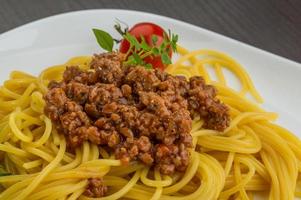 espaguetis a la boloñesa en el plato foto
