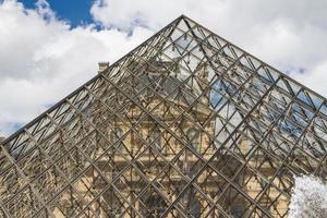 parís - 7 de junio - edificio del louvre el 7 de junio de 2012 en el museo del louvre, parís, francia. Con 8,5 millones de visitantes anuales, el Louvre es constantemente el museo más visitado del mundo. foto