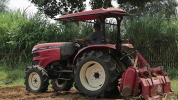 un agriculteur laboure son champ sec en été video