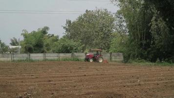 un agriculteur laboure son champ sec en été video