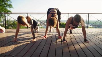 donne gruppo allenarsi all'aperto video