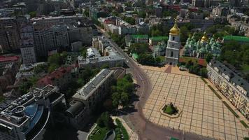 antenn se av huvudstad stad av Kiev, ukraina på mykhailiv fyrkant video