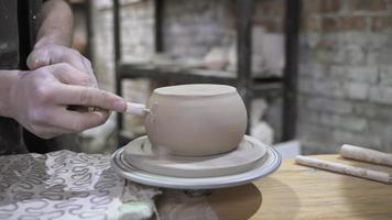 persone nel studio per ceramica classe, ceramica scultura video