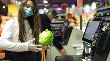 femme faisant ses courses pendant la pandémie video