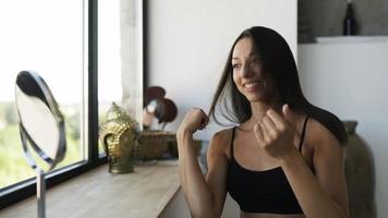 belle femme regardant dans un petit miroir video