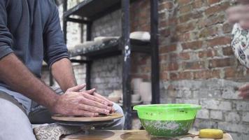 mensen in studio Bij pottenbakkerij klasse video