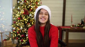 niña de navidad habla con la cámara video