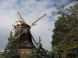 molino de viento en frisia oriental foto