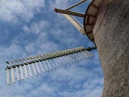 molino de viento en frisia oriental foto