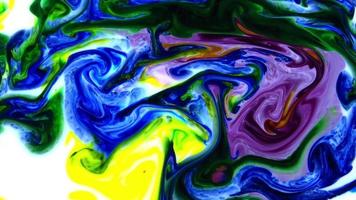 gotas de tinta burbujas y formas de esfera en la turbulencia de fondo de tinta de colores abstractos video