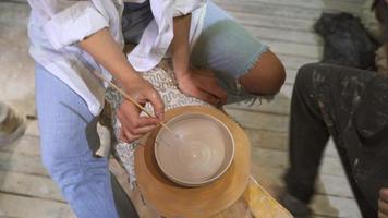 personnes en studio au cours de poterie video