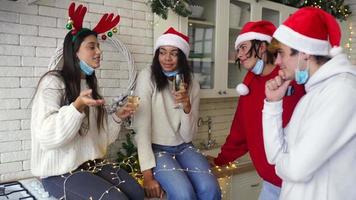 leute auf einer weihnachtsfeier feiern zusammen und tragen weihnachtsmützen video