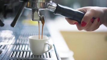 caffè espresso scatti versare e gocciolare in piccolo bianca caffè tazza video