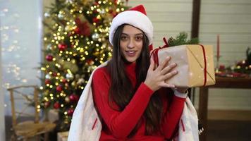 Weihnachtsmädchen mit Geschenk video