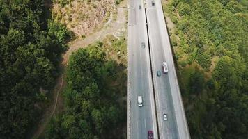luchtfoto van auto's die op een bergweg met meerdere rijstroken rijden video