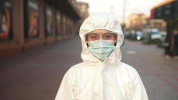 trabalhador de saúde ao ar livre pandemia video