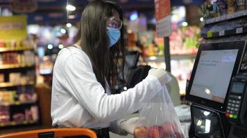 mulher fazendo compras durante a pandemia video