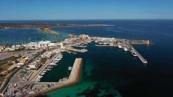 luchtfoto van formentera haven met jachten en boten in de buurt van ibiza video