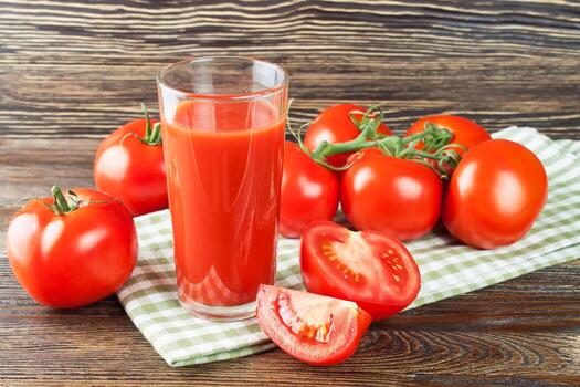 jugo de tomate y tomates frescos foto