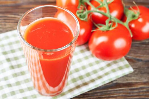 jugo de tomate y tomates frescos foto