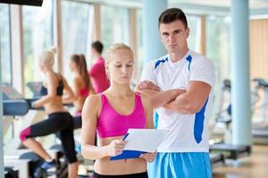 grupo de personas en el gimnasio foto