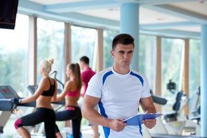 grupo de personas en el gimnasio foto