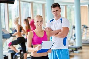 grupo de personas en el gimnasio foto