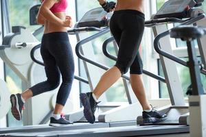 mujer haciendo ejercicio en cinta de correr en el gimnasio foto