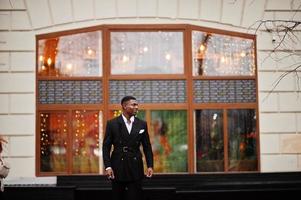 retrato de joven y guapo hombre de negocios afroamericano en traje. foto