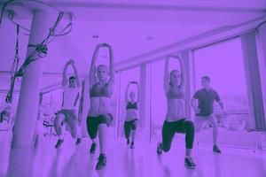 grupo de personas haciendo ejercicio en un gimnasio foto