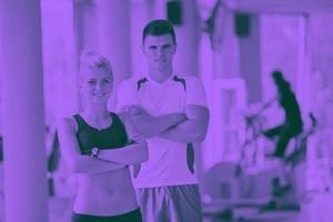 grupo de personas en el gimnasio foto