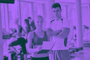 grupo de personas en el gimnasio foto