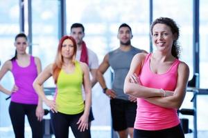 grupo de personas haciendo ejercicio en el gimnasio foto